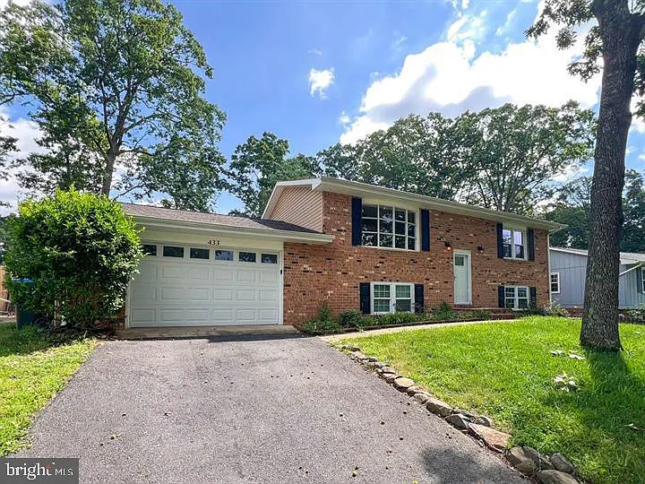 433 Deerwood Dr — Photo 1