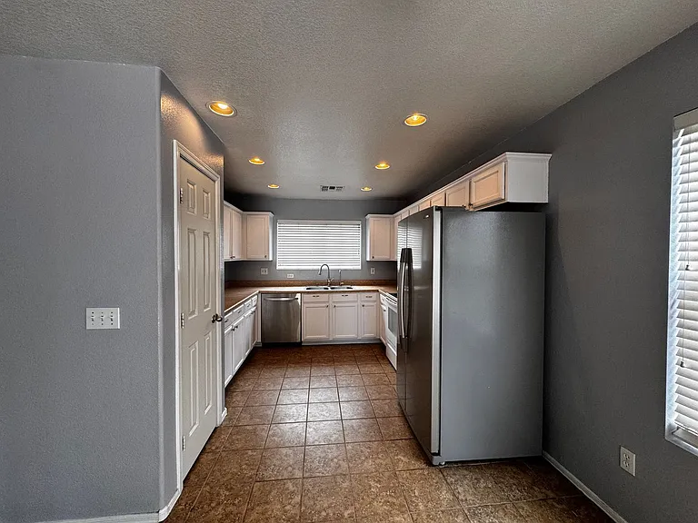 1292 E Clifton Ave — Photo 7