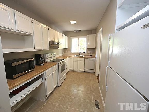 5th image of 142 Essex Dr