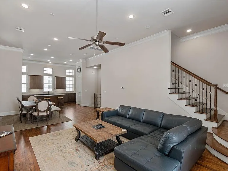 1131 W 21st St — Photo 14