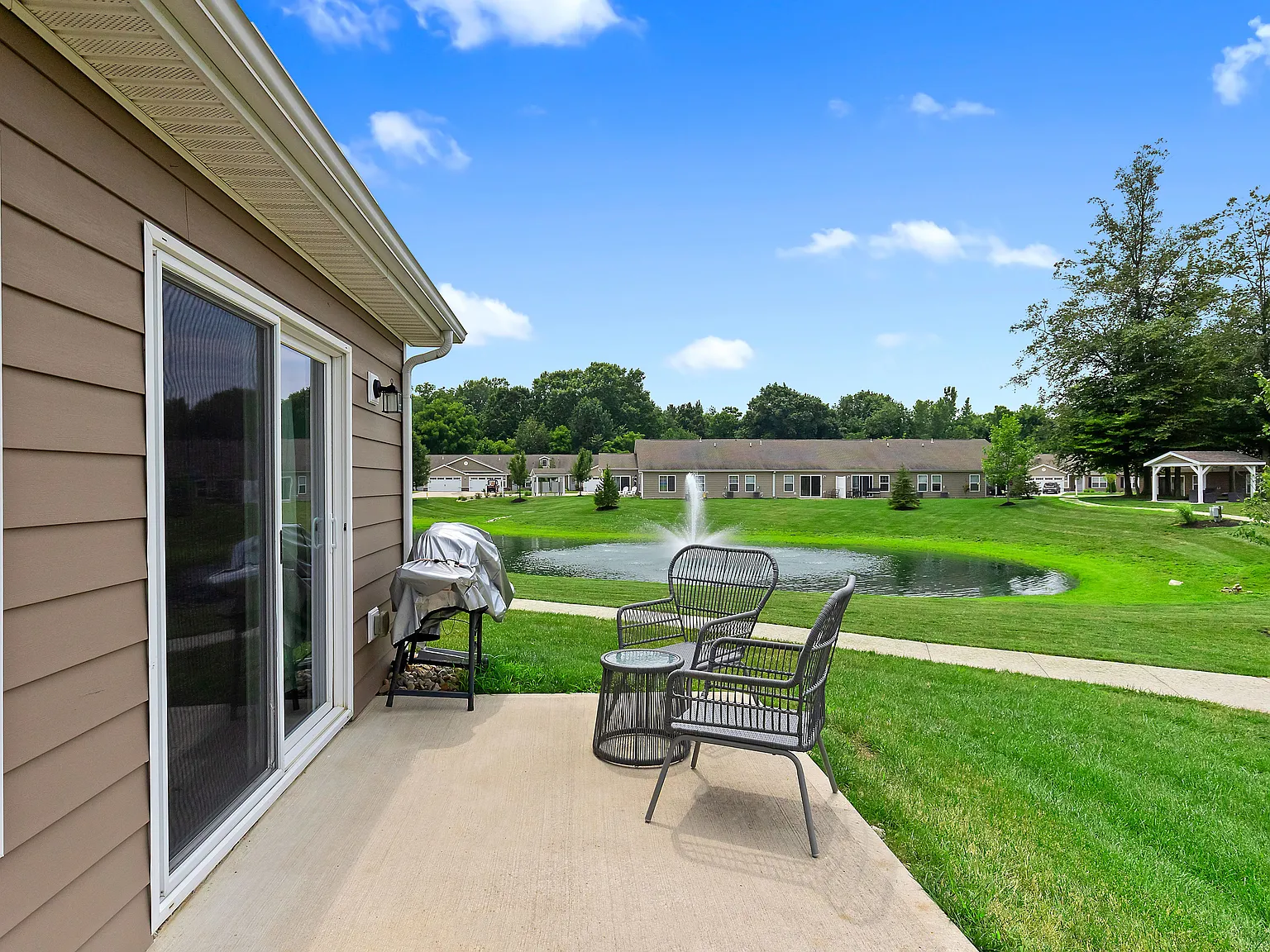 Redwood Reynoldsburg — Photo 2