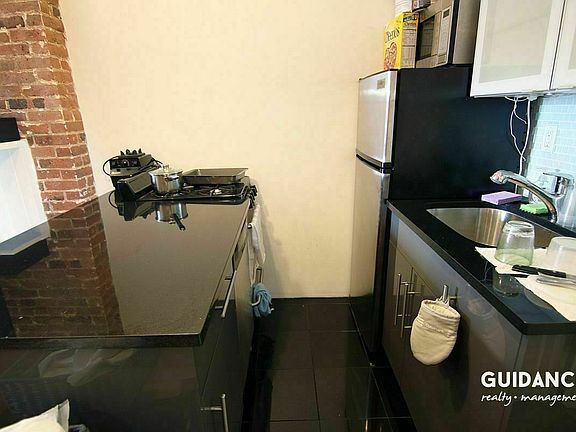 3rd image of 340 W 71st St #3R