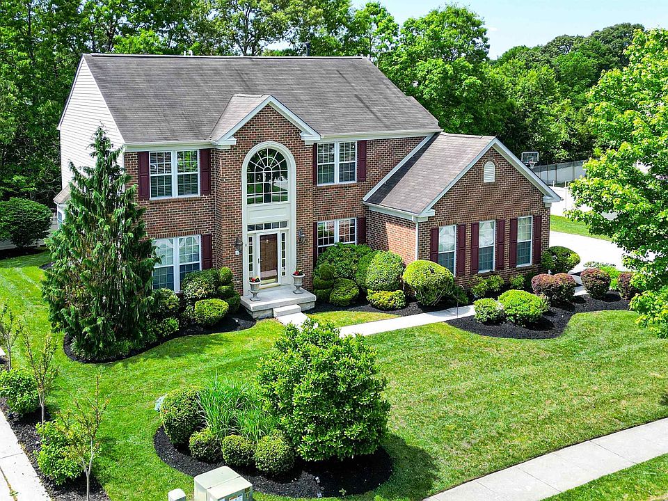 1st image of 8 Gallant Fox Ln