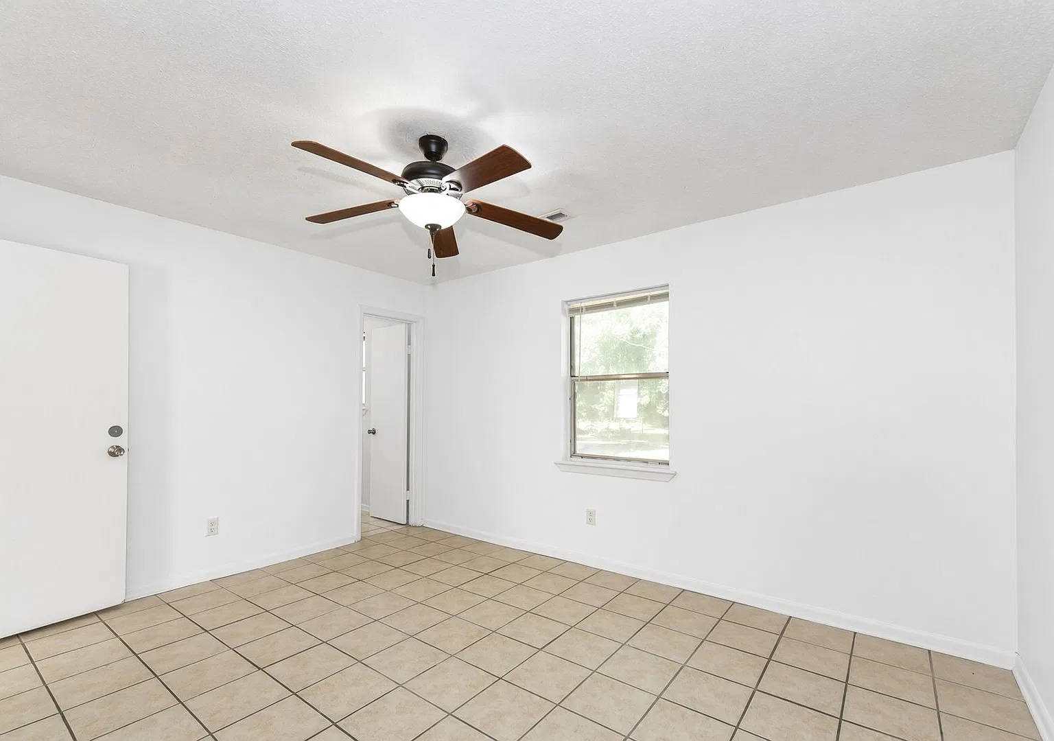 Move-In Special: Get your second month FREE when you sign a lease by November 1! — Photo 3