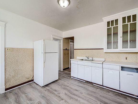 3rd image of 3660 Montana St