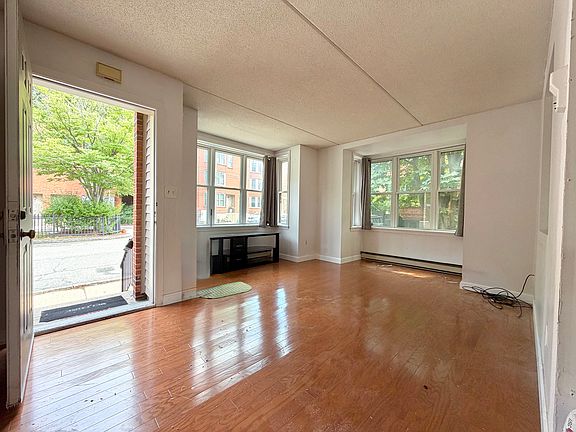 2nd image of 26 Ellingwood St Unit 26