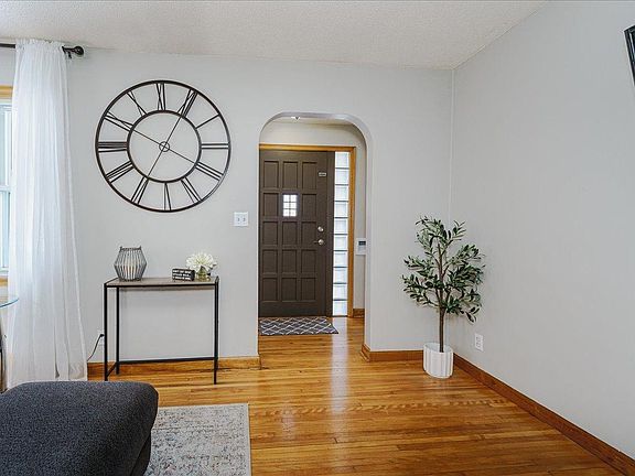 3rd image of 107 Lincoln Ave N
