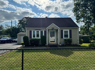 1326 Pine Dr, Bay Shore, NY 11706