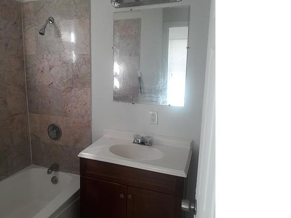 4th image of 824 NW 15th Ave