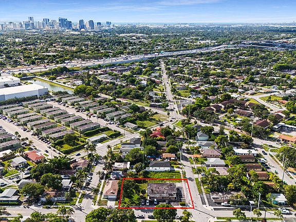 2nd image of 880 NW 25th Avenue