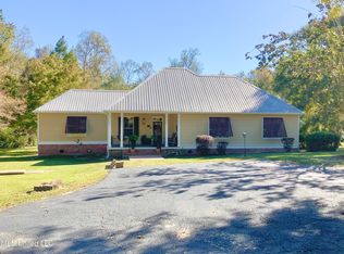 121 Tripp Ln, Carriere, MS 39426