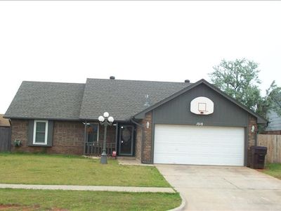 1018 NE 11th St, Moore, OK, 73160