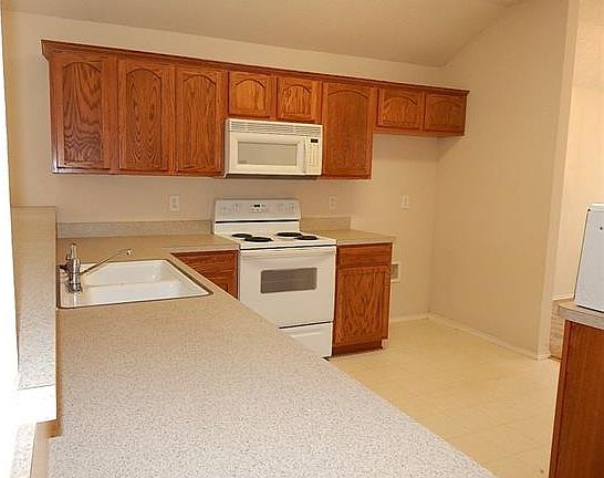 3rd image of 2836 Goldfinch Dr