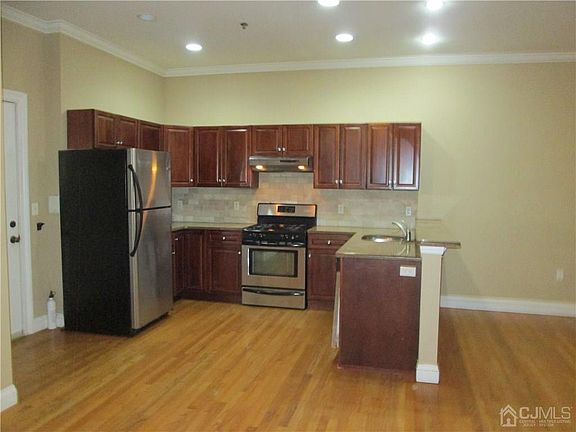 3rd image of 547 Sayre Ave #202