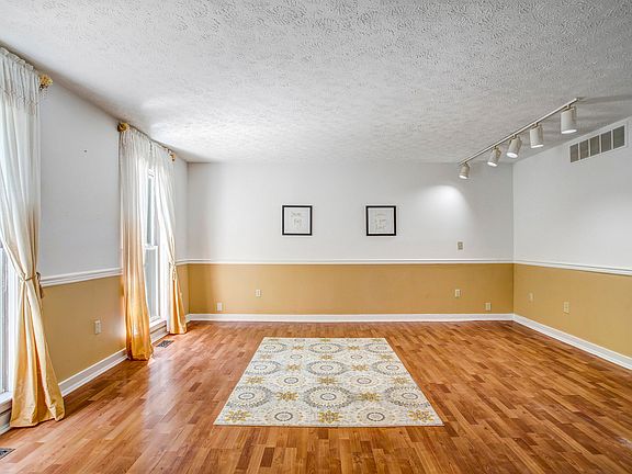 3rd image of 302 Goldenrod Dr