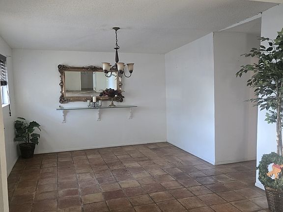 4th image of 271 Chesswood Dr