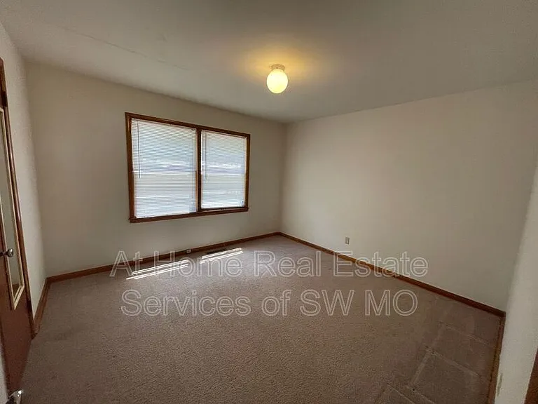 302 W Whiteside St — Photo 7