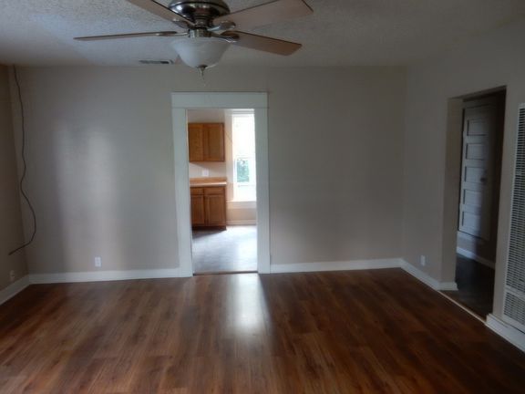 3rd image of 503 E Avenue J