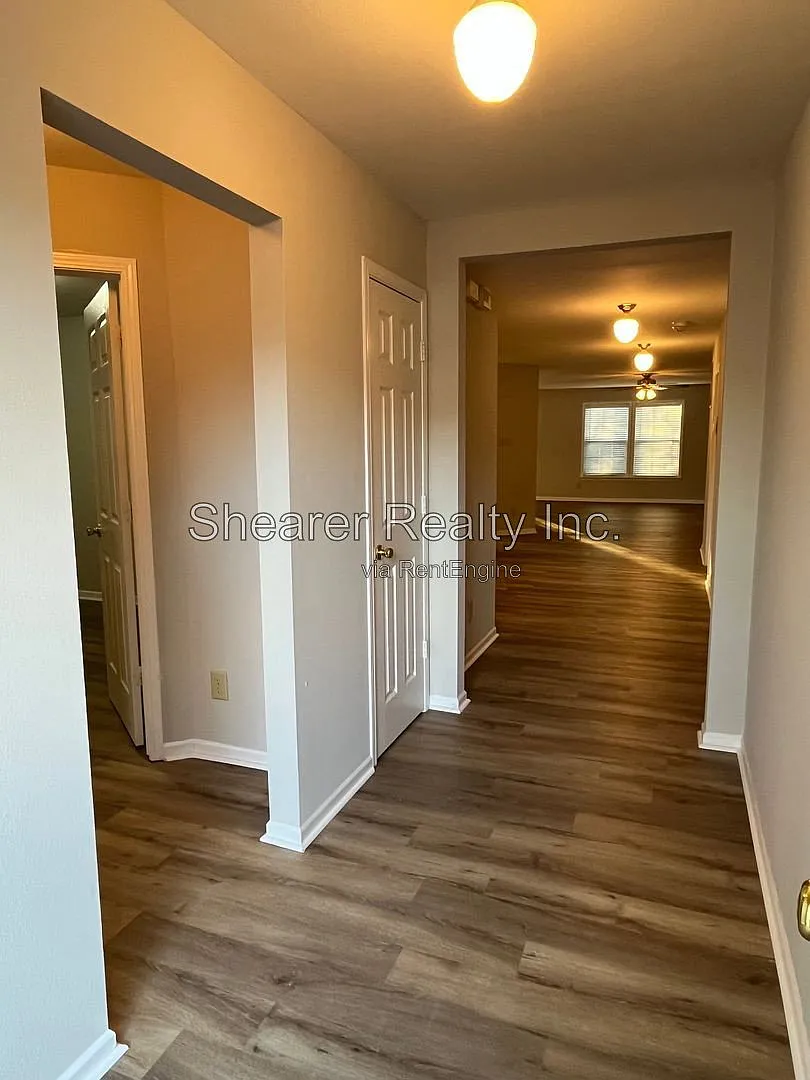3 bed, 2.0 bath, 1817 sqft, $2,000 — Photo 2
