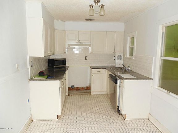 3rd image of 815 Bay St