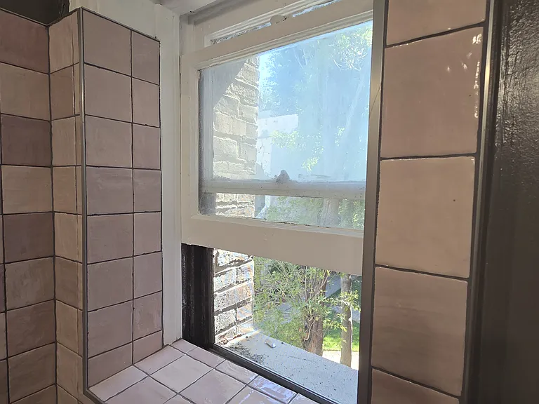 DE MILLE MANOR — Photo 30