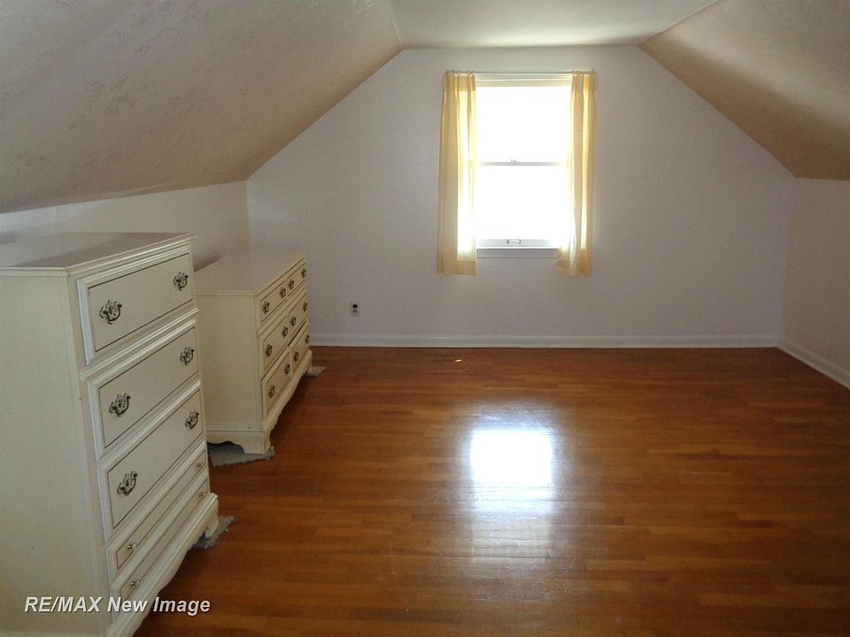 16th image of 4 Southlawn Ct