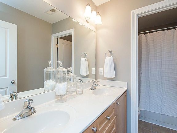 4th image of 2025 Oak Trail Dr