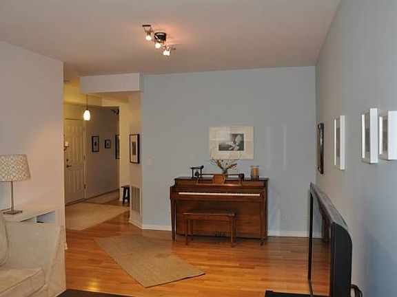 3rd image of 3906 W Ainslie St #2