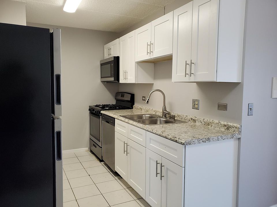 Gas range, dishwasher, and built-in microwave saves counter space!