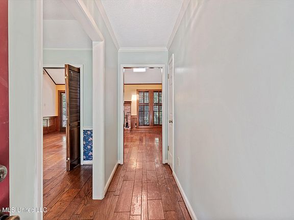 4th image of 1023 Hunters Point Dr