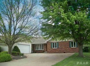 2 Winged Foot Dr, Pekin, IL 61554