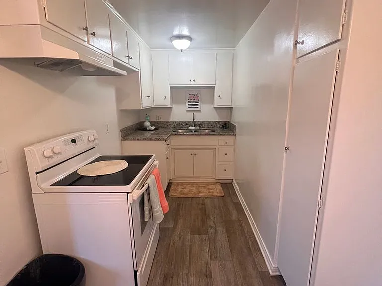 Comstock — Photo 9