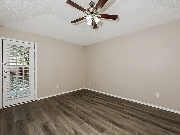 621 Hollyberry Dr — Photo 10