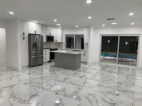 3rd image of 1070 SW 18th St
