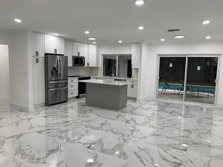 1070 SW 18th St — Photo 3