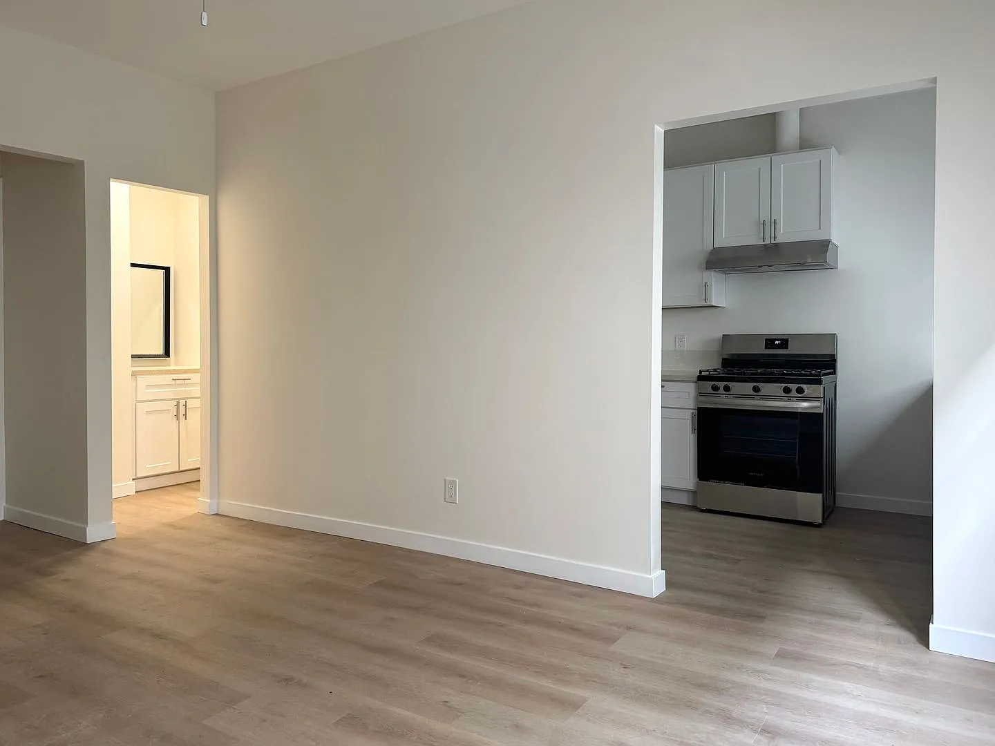 207 S Berendo St — Photo 4