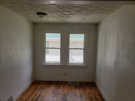 4th image of 2921 Horton St