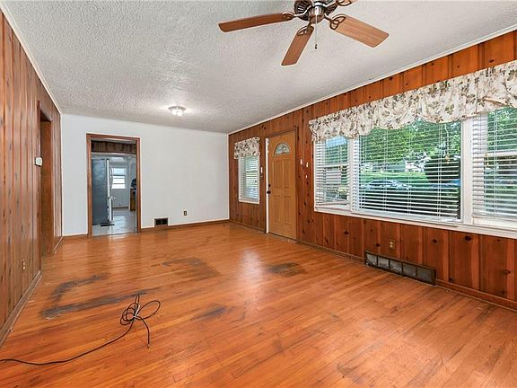 3rd image of 1902 S Hawthorne Ave