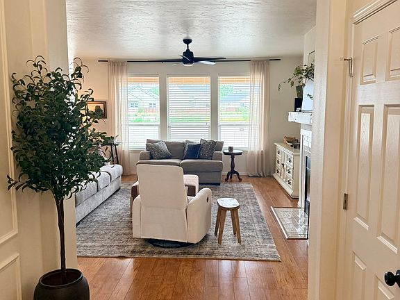 4th image of 19352 Warbler Way
