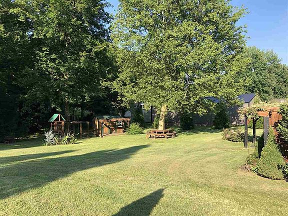 4th image of 105 W Hillcrest Dr