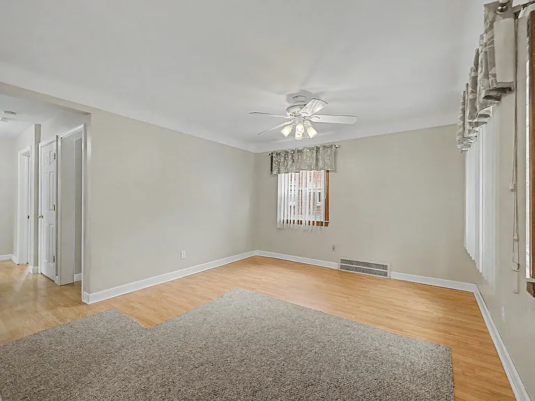 15587 Russell Ave — Photo 6
