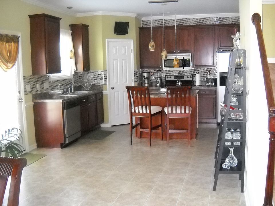 1st image of 202 Goldfinch Ct