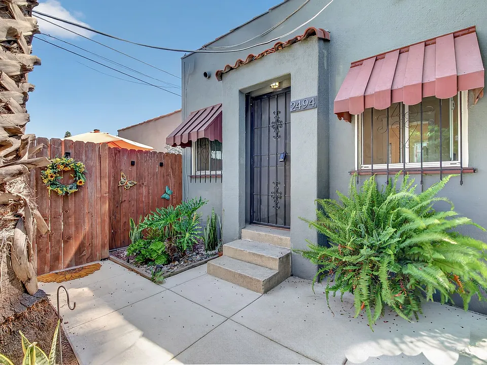 2492-2498 Pasadena Avenue