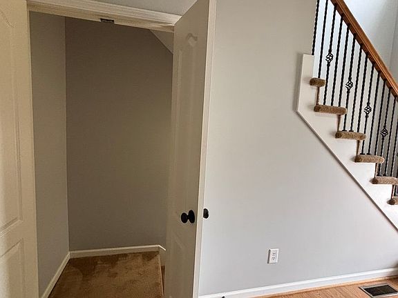 5th image of 402 Beaumont Cir