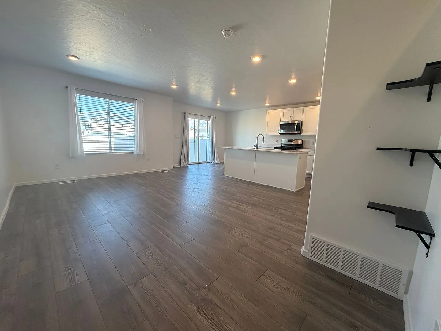 Beautiful, Like-New Townhome in Spanish Fork | 4 Bed, 3.5 Bath | Finished Basement with Kitchen |... — Photo 4