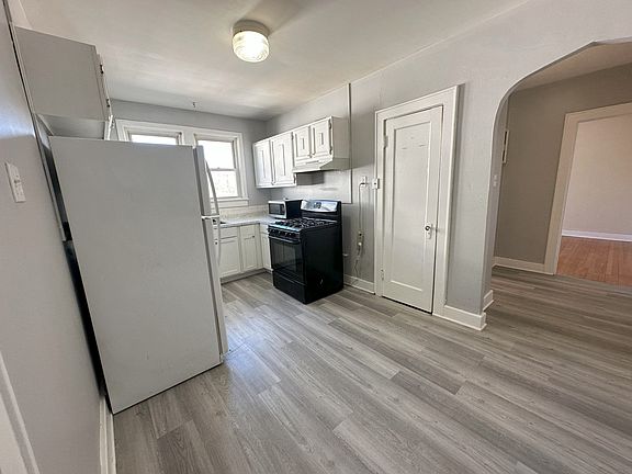 5th image of 40 Parkwood St #5