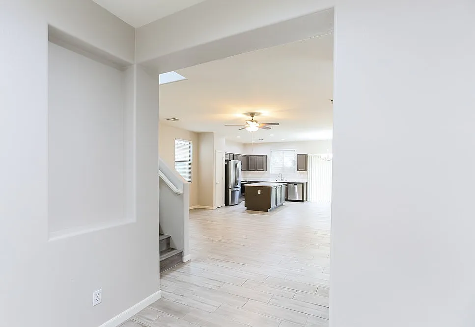 3 bed, 2.5 bath, 1919 sqft, $2,385 — Photo 4
