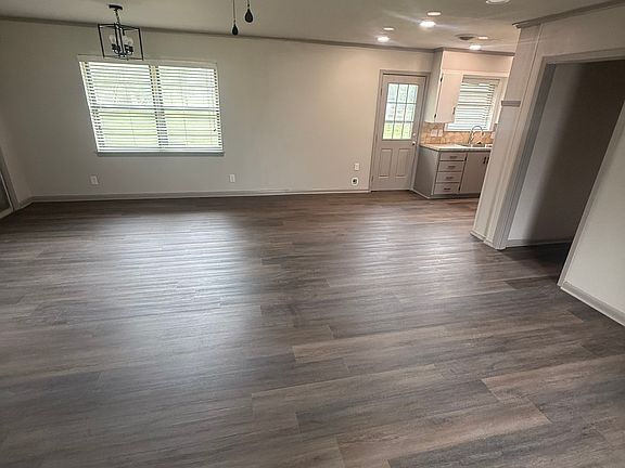 3rd image of 3227 Caroline Dr
