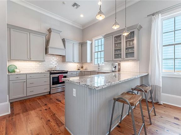 5th image of 821 Congress St