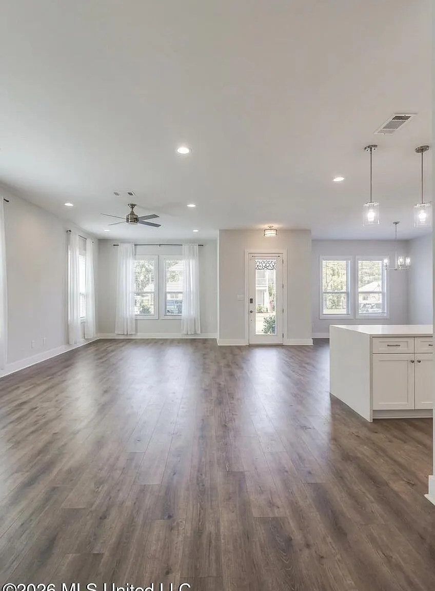 3 bed, 2.0 bath, 2000 sqft, $2,990 — Photo 3